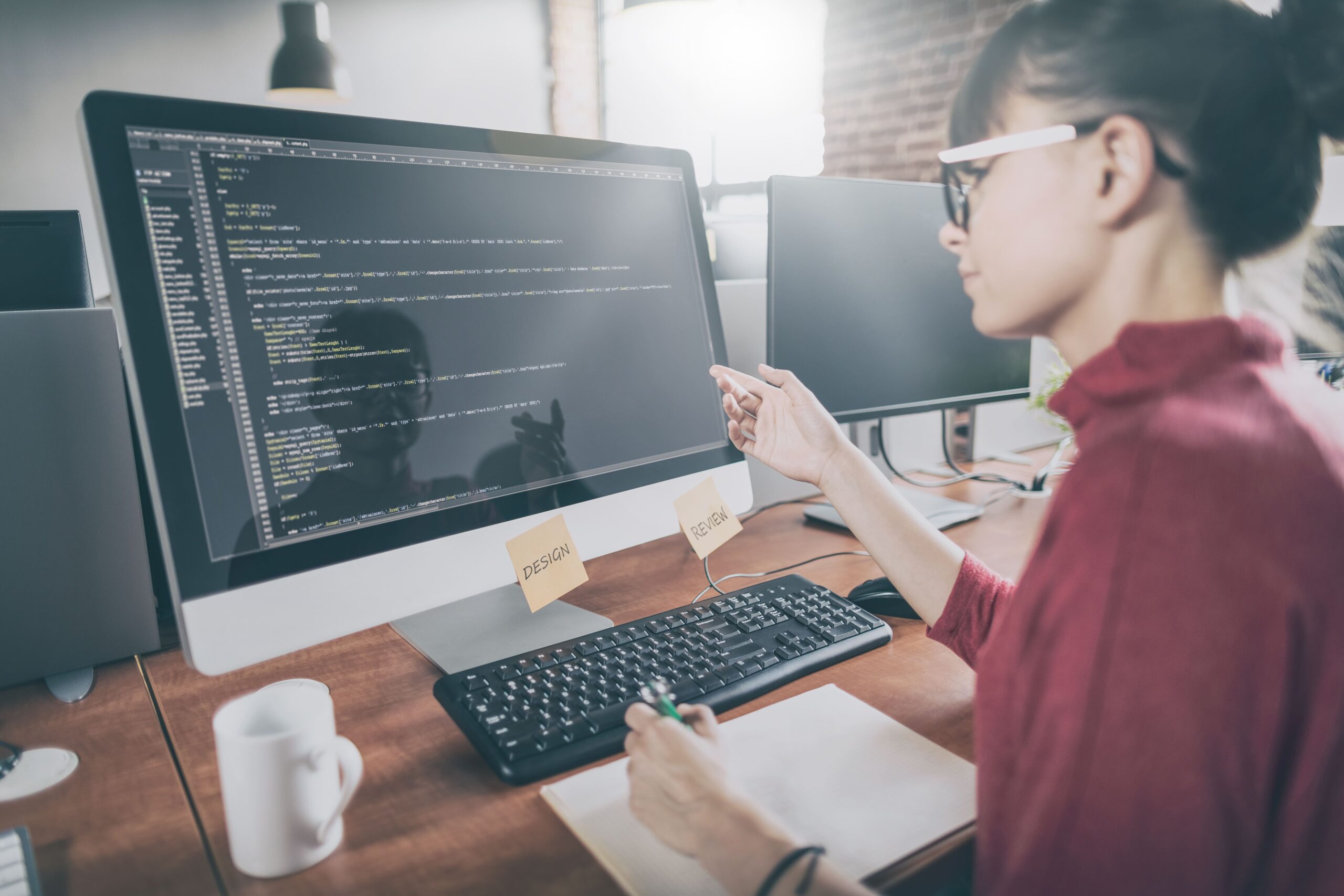 IT woman support remotely
